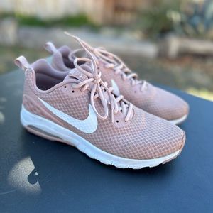 NIKE Women's Air Max Motion LW